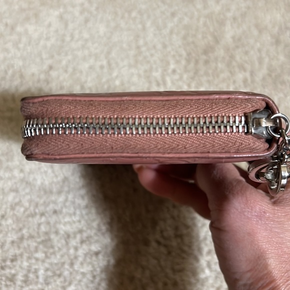 Gucci women’s leather wallet, embossed with Gucci logo - Picture 13 of 15